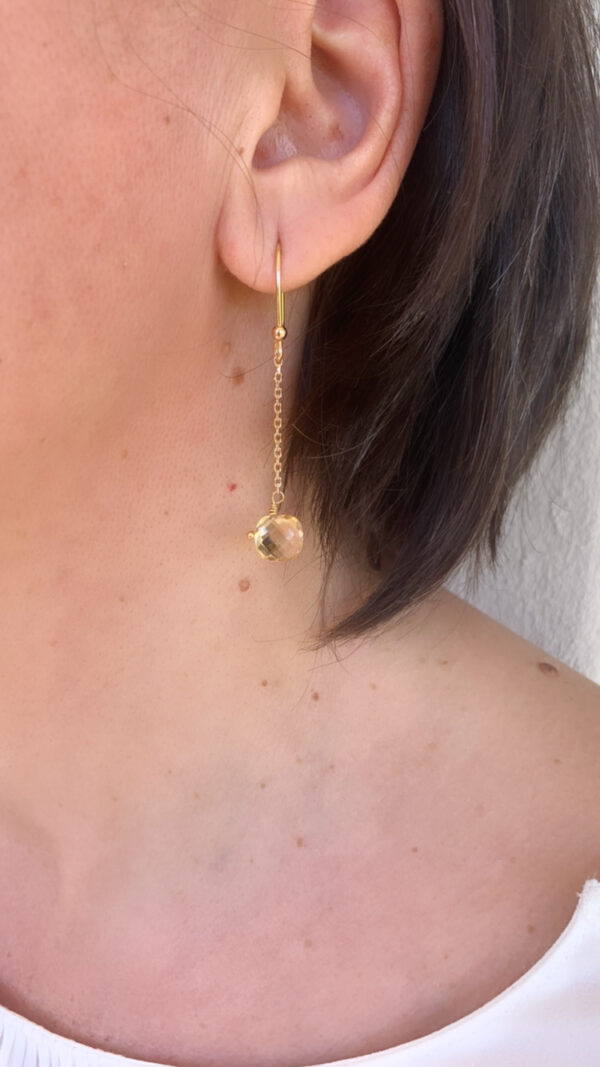 Boucle d'oreille pendante en plaqué or et Citrine | Paros Gemmes… & Vous : Bijoux Haute Fantaisie Créations Originales & Artisanales DIY | Plaqué Or Argent Pierres Fines | Bijoux Personnalisés| bijou Femme, Ado, Enfant | Bijoux Religieux | Bijoux Gravés| Gemmes. Toulouse France | Vente en Ligne| Créatrice de bijoux.