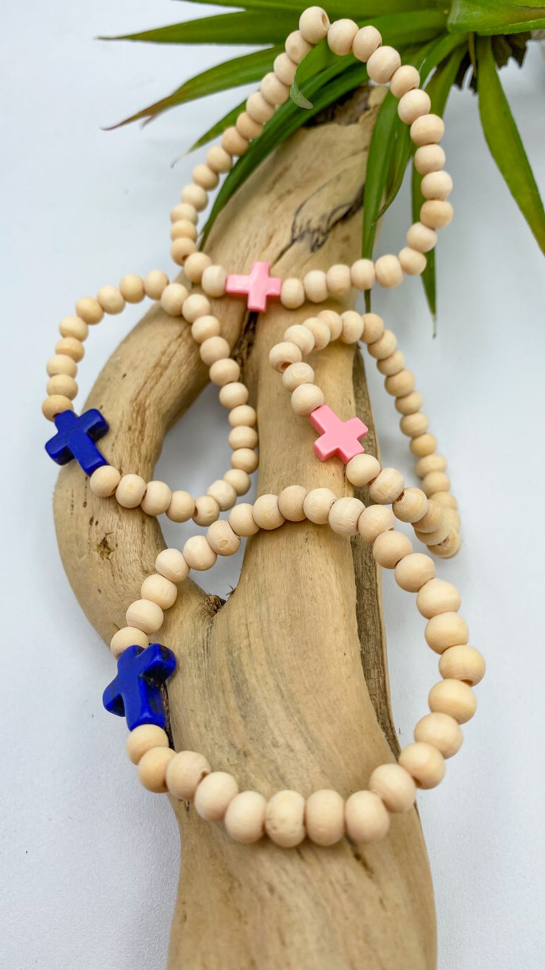 Bracelet sur fil élastique perle de bois naturelle et croix en pierre, Ressucito