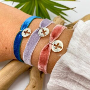 Bracelet sur fil élastique perle de bois naturelle et croix en pierre, Ressucito