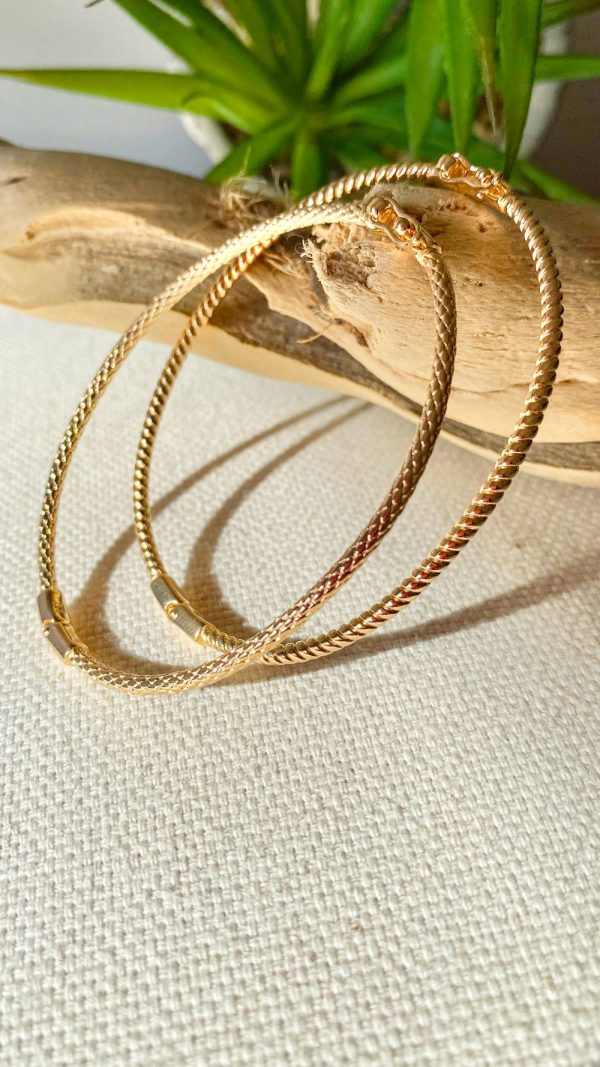 Bracelet jonc ovale motif écaille serpent en plaqué or | Les Glénans – Image 3