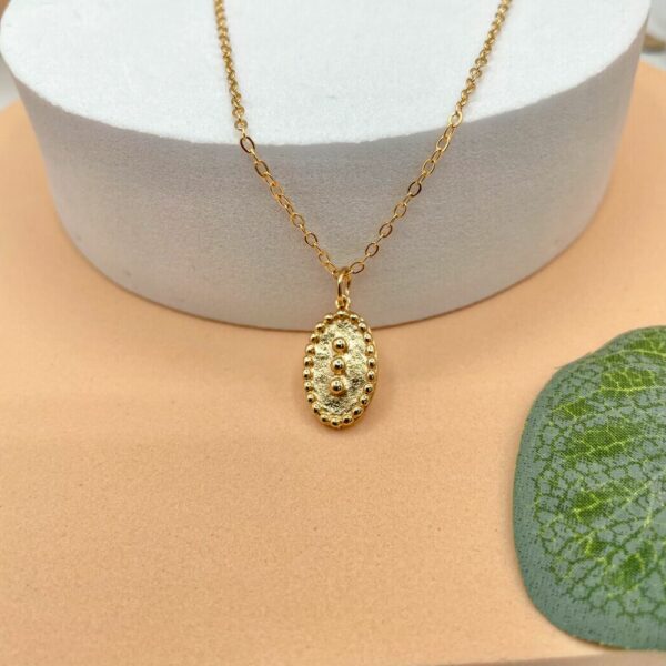 Collier médaille ovale en plaqué or avec trois points en relief – bijou délicat Trois Îlets signé Gemmes & Vous