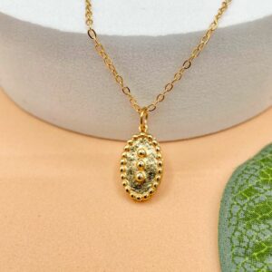 Collier médaille ovale en plaqué or avec trois points en relief – bijou délicat Trois Îlets signé Gemmes & Vous
