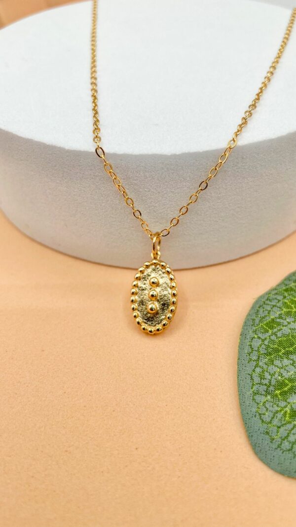 Collier médaille ovale en plaqué or avec trois points en relief – bijou délicat Trois Îlets signé Gemmes & Vous