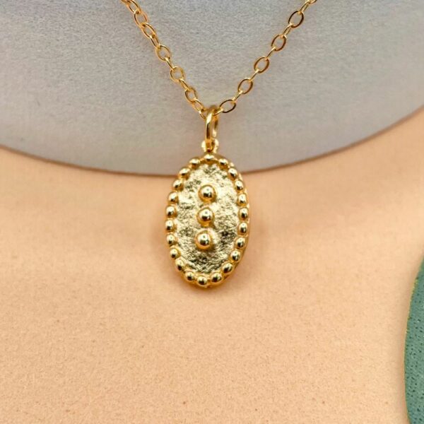 Collier médaille ovale en plaqué or avec trois points en relief – bijou délicat Trois Îlets signé Gemmes & Vous