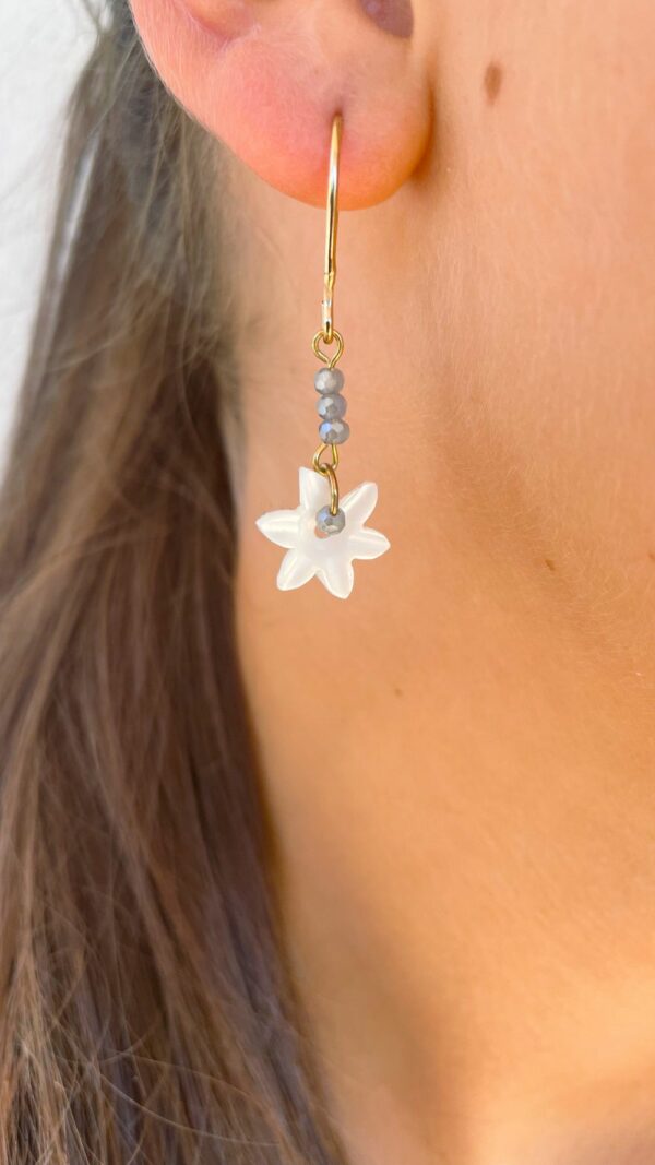 Boucles d'oreilles fleur nacre en plaqué or avec perles colorées – modèle Fuerteventura – bijou fait main à Toulouse