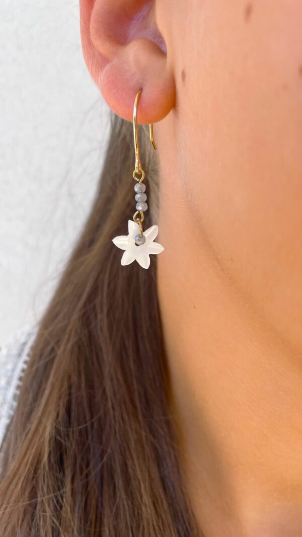 Boucles d'oreilles fleur nacre en plaqué or avec perles colorées – modèle Fuerteventura – bijou fait main à Toulouse