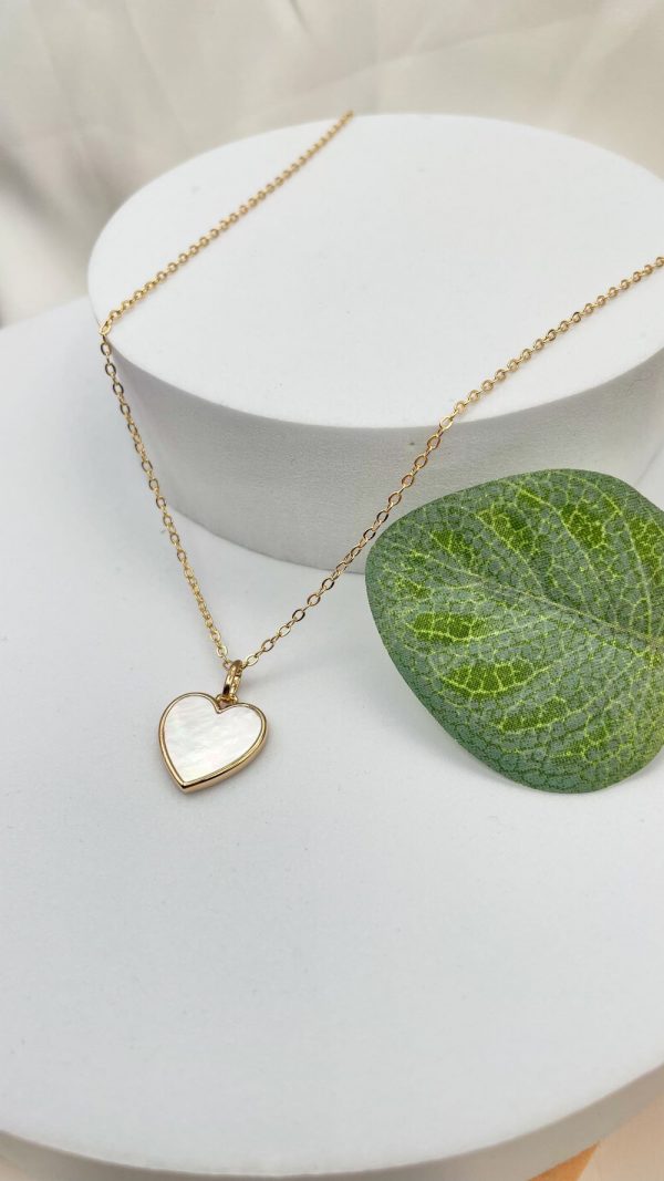 Collier cœur en nacre serti en plaqué or | Bornéo