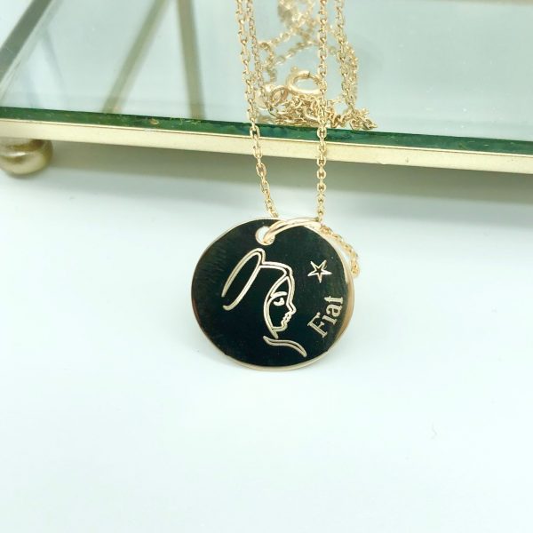 Collier Vierge Marie Fiat doré avec médaille noire gravée, posé sur miroir, bijou religieux original