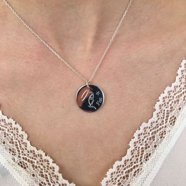 Collier médaille Vierge Marie Fiat en argent porté avec un haut en dentelle blanche, bijou religieux féminin