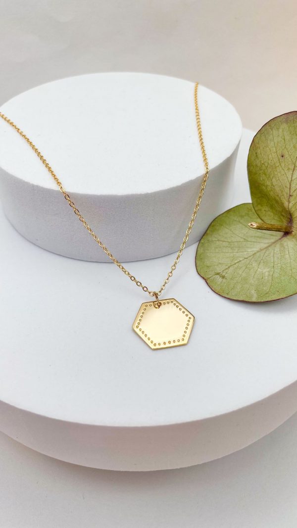 Collier personnalisé avec médaille hexagonale dorée et feuille d’eucalyptus, bijou féminin en plaqué or