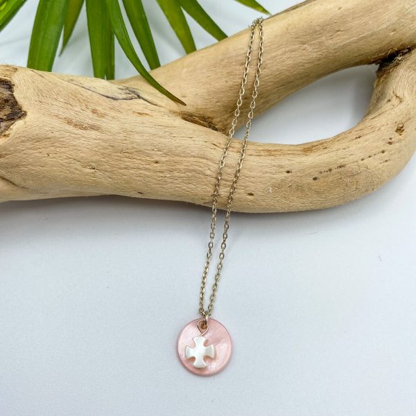 Collier catho de première communion en argent et croix en nacre blanche posée sur pastille en nacre rose | Je te reçois