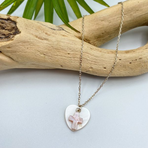 Collier catho de première communion en argent et croix en nacre rose posée sur un cœur en nacre blanche | Viens dans mon cœur