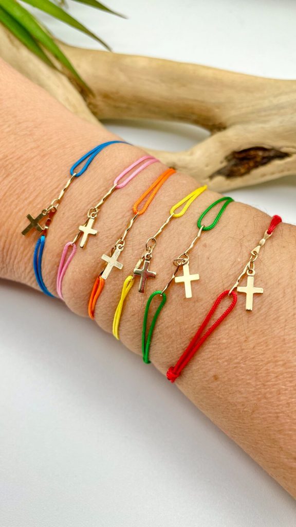 Bracelets religieux croix plaqué or sur cordon coloré – bijou catholique moderne