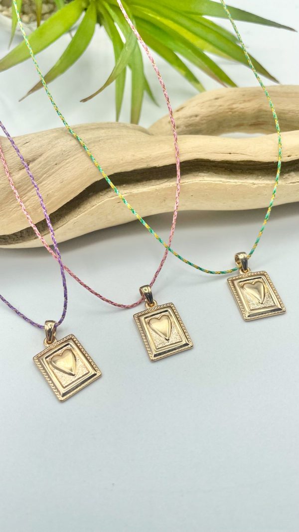 Collier médaille cœur rectangulaire sur fil tressé | Les Marquises – Image 7