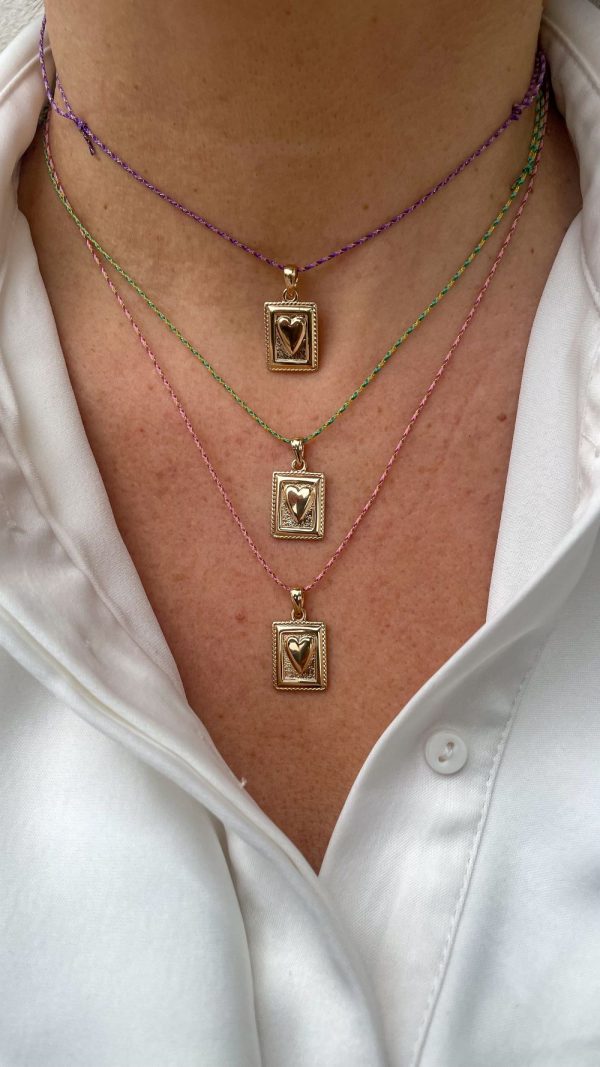 Collier médaille cœur rectangulaire sur fil tressé | Les Marquises – Image 3