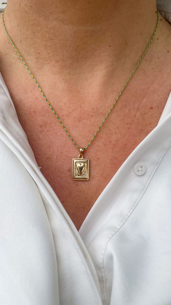 Collier médaille cœur rectangulaire sur fil tressé | Les Marquises – Image 9