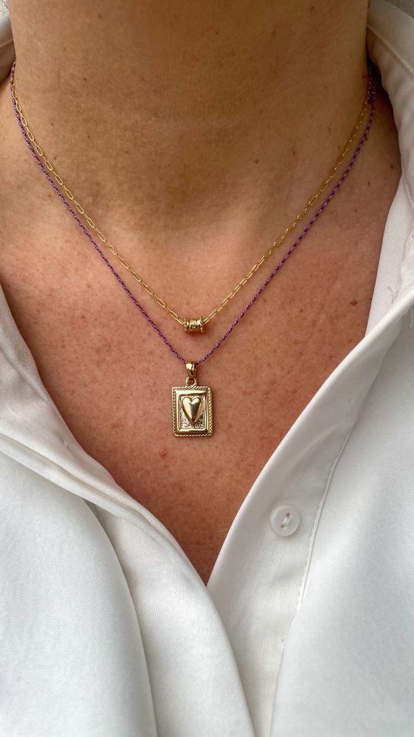 Collier médaille cœur rectangulaire sur fil tressé | Les Marquises – Image 6