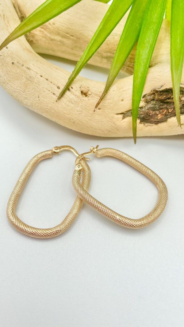 Boucles d'oreilles créoles rectangle en plaqué or | Sumatra – Image 5