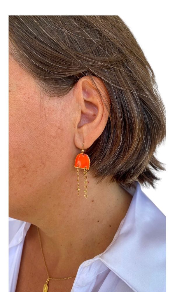 Boucles d'oreilles artisanales en résine orange et plaqué or - bijou coloré moderne et chic