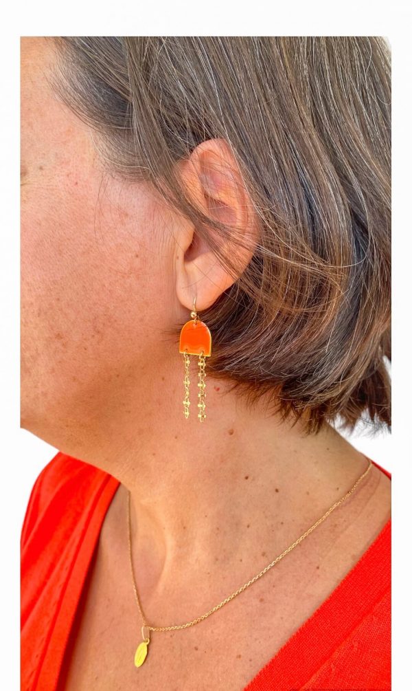 Boucles d'oreilles originales en résine orange vif et chaînes dorées - style tendance pour femme