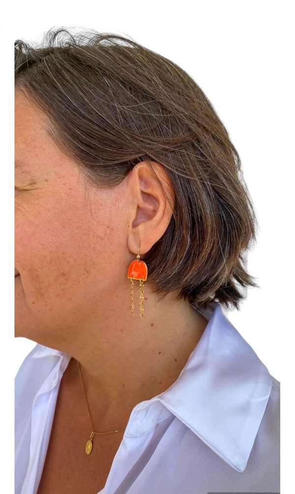 Boucles d'oreilles pendantes orange avec chaînes plaqué or - bijou lumineux porté au quotidien