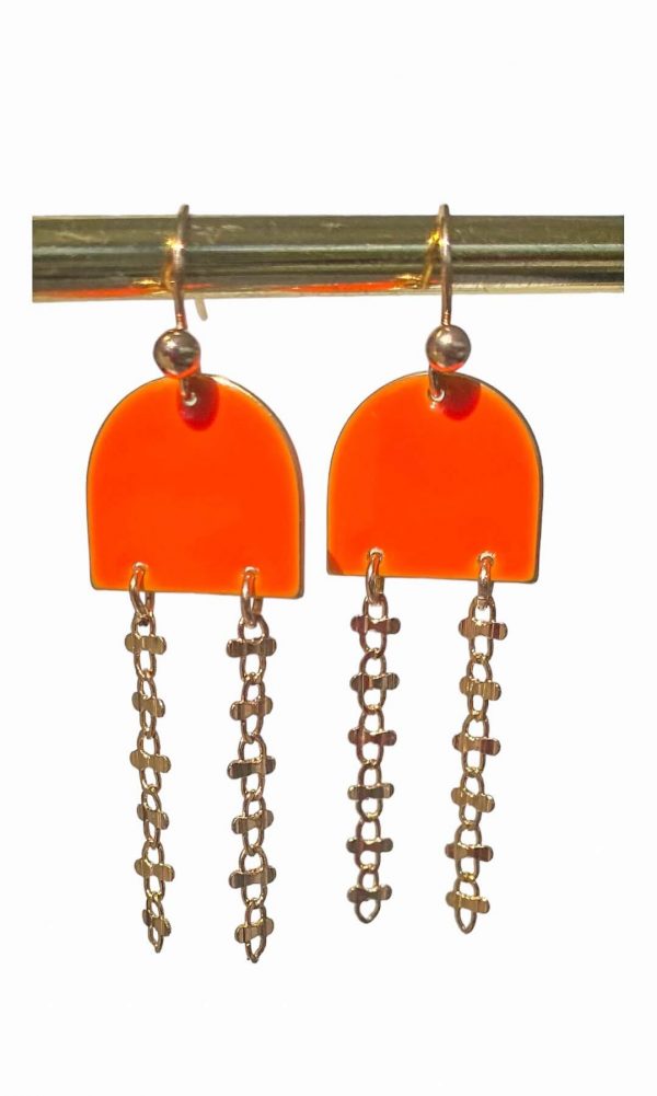 Boucles d'oreilles orange en résine et chaînes plaqué or - bijoux artisanaux faits main