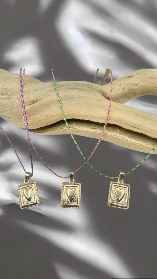 Collier médaille cœur rectangulaire sur fil tressé | Les Marquises – Image 10