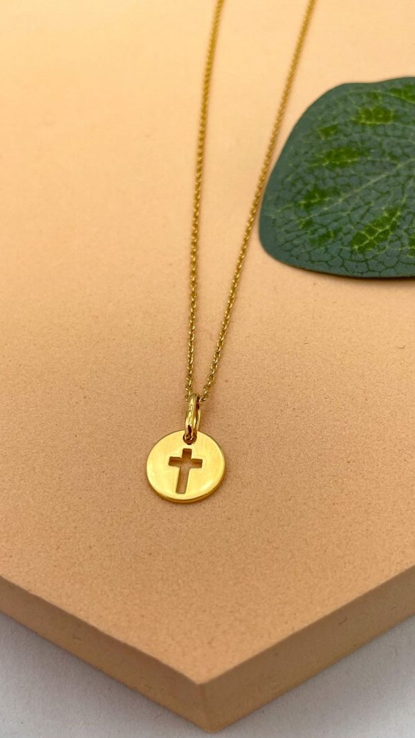 Collier mini médaille Croix évidée en plaqué or | Amoris – Image 2