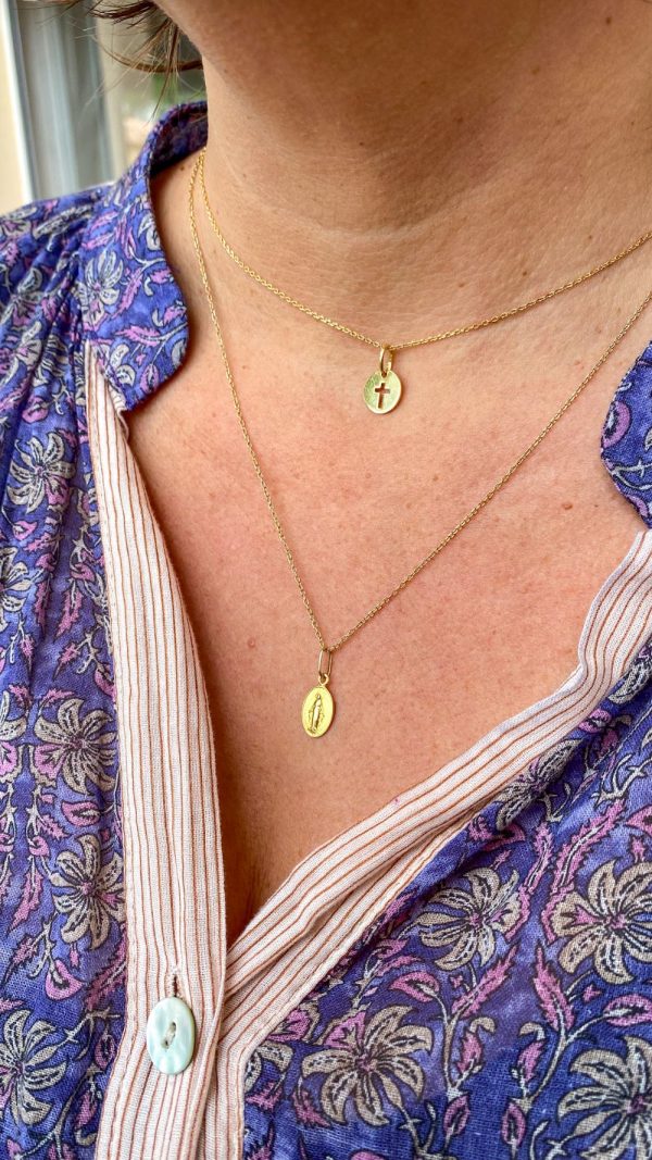 Collier mini médaille Croix évidée en plaqué or | Amoris – Image 3