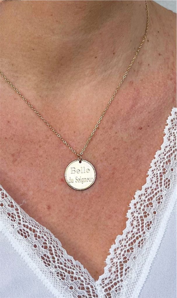 Collier chrétien Belle du Seigneur porté sur peau nue, bijou religieux discret et élégant pour femme croyante