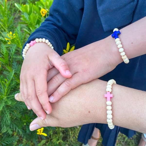 Bracelet sur fil élastique perle de bois naturelle et croix en pierre | Ressucito – Image 2