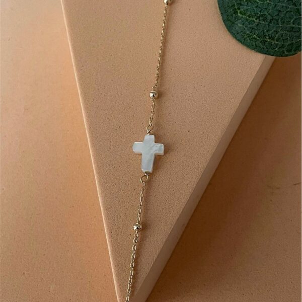 Bracelet chaine bille ou rosaire en plaqué or et croix en nacre