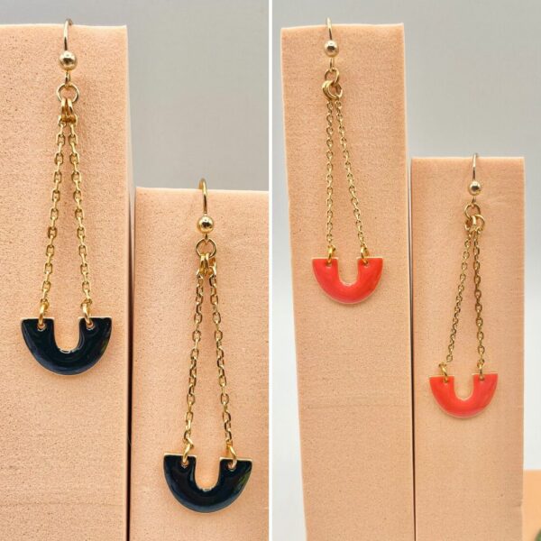 Paire de boucles d’oreilles Burano en résine orange et noire avec chaînes plaqué or – Bijoux fait main modernes et élégants