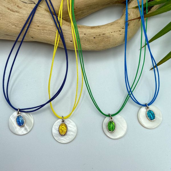 Quatre colliers catholiques avec médailles miraculeuses en résine colorée et disques de nacre – cordons bleu, vert, jaune et turquoise