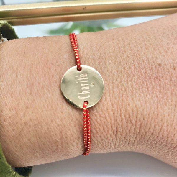 Bracelet pastille martelée en Plaqué Or et message secret à personnaliser sur cordon élastique | Ouessant – Image 8
