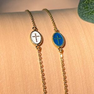 Bracelet religieux catholique avec croix perlée sur fond émaillé bleu et blanc – chaîne plaqué or