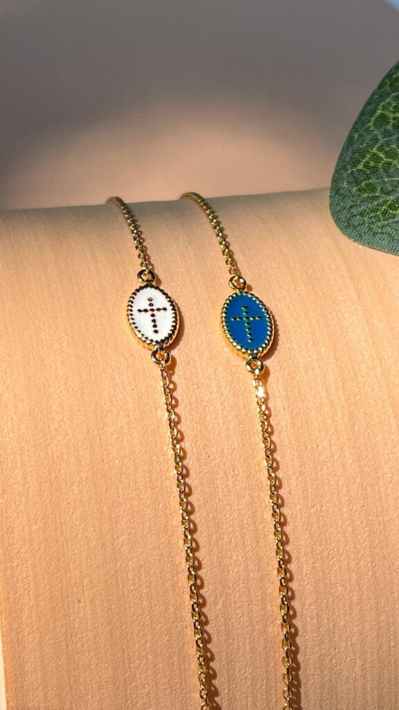 Bracelet religieux catholique avec croix perlée sur fond émaillé bleu et blanc – chaîne plaqué or