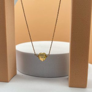 Collier en plaqué or avec pendentif cœur en citrine – présentation sur socle design