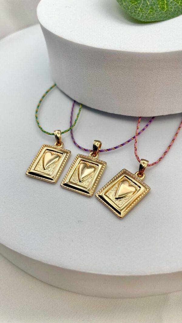 Collier médaille cœur rectangulaire sur fil tressé | Les Marquises – Image 2