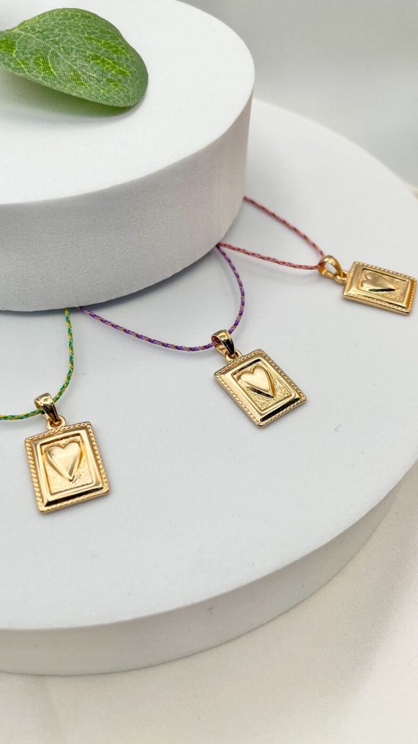 Collier médaille cœur rectangulaire sur fil tressé | Les Marquises