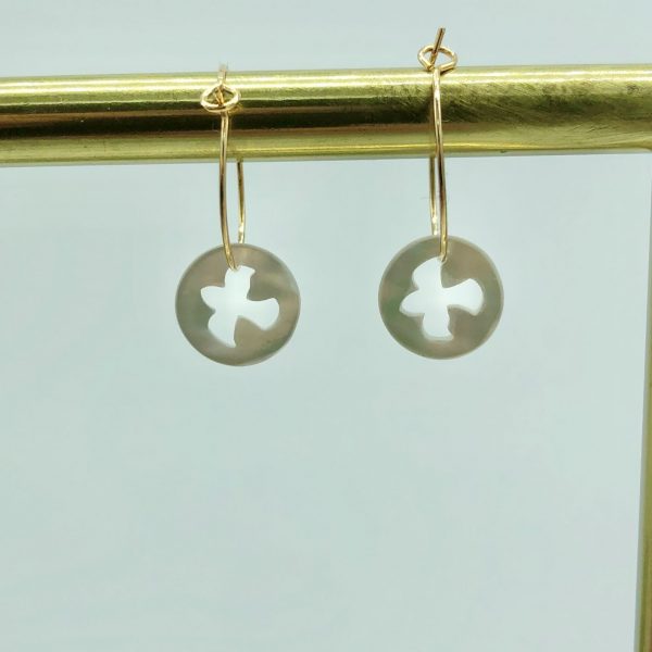 Boucles d’Oreilles créoles Nacre véritable et Plaqué Or | Colombe de la Paix – Image 3