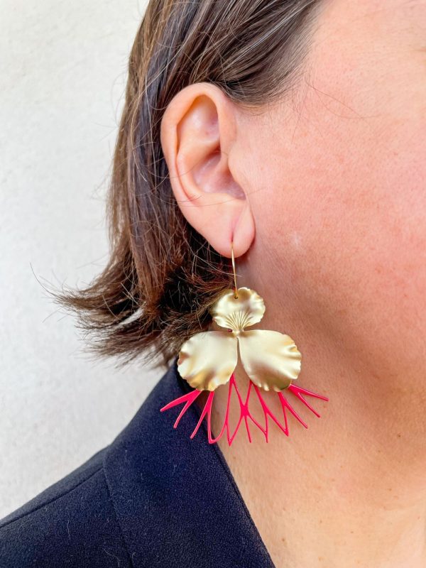 Boucles pendantes fleurs dorées et corail – bijou artisanal Toulouse