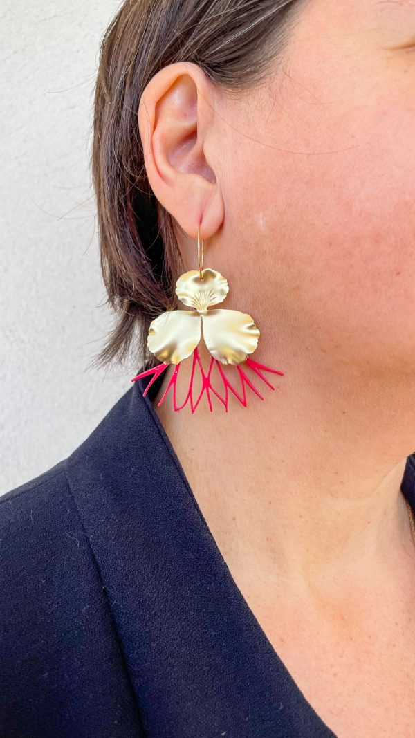Créoles florales dorées avec pétales martelés et corail rose – style bohème chic