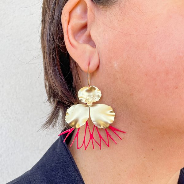 Boucles d’oreilles fleur dorée et corail rose fluo – bijou original fait main