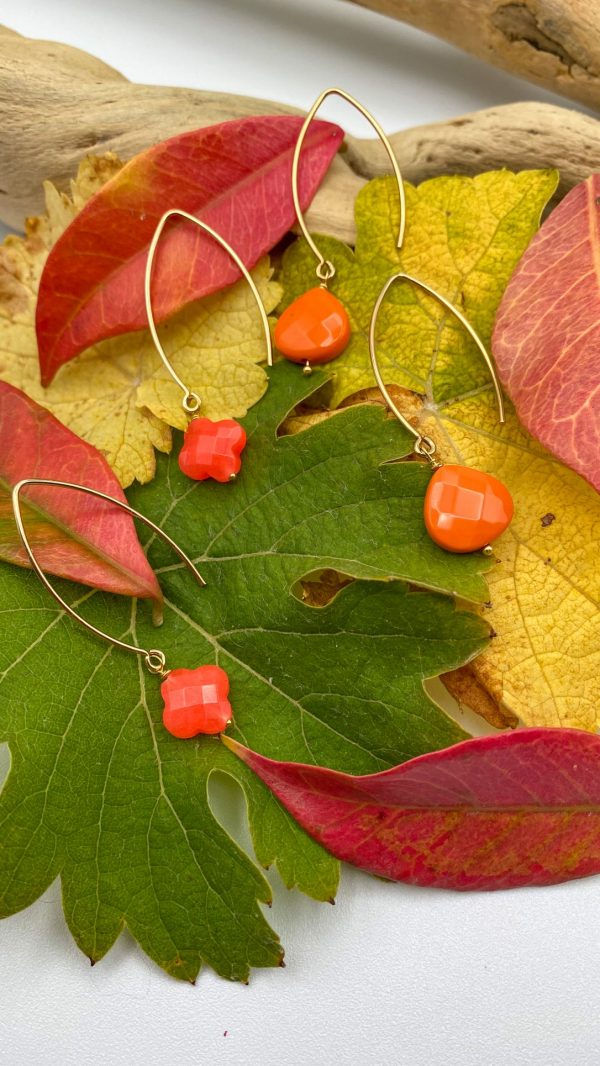 Boucles d'oreilles Grand crochet en Plaqué Or et calcédoine teintée orange | Saint Martin – Image 2