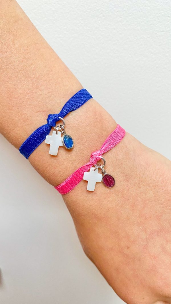 Bracelet de communion croix en nacre et médaille miraculeuse en argent monté sur fil élastique | Croire – Image 3