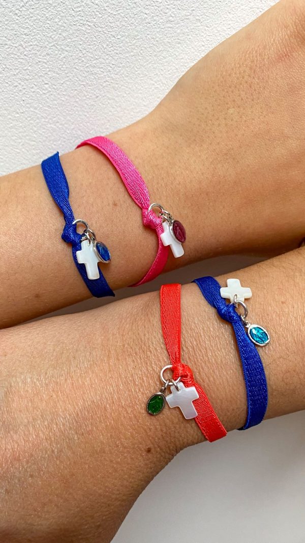 Bracelet de communion croix en nacre et médaille miraculeuse en argent monté sur fil élastique | Croire – Image 2