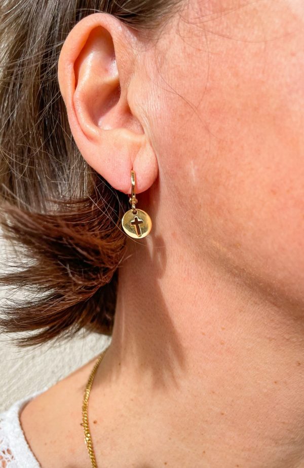 Boucles d’Oreilles créoles Croix en Plaqué Or | Dévotion – Image 2