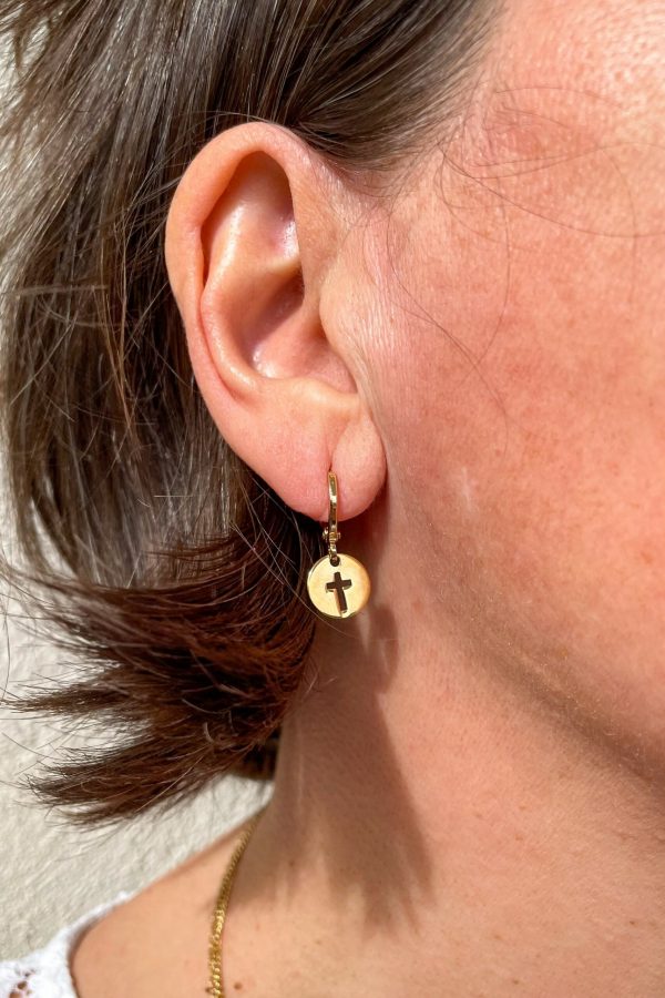 Boucles d’Oreilles créoles Croix en Plaqué Or | Dévotion – Image 3