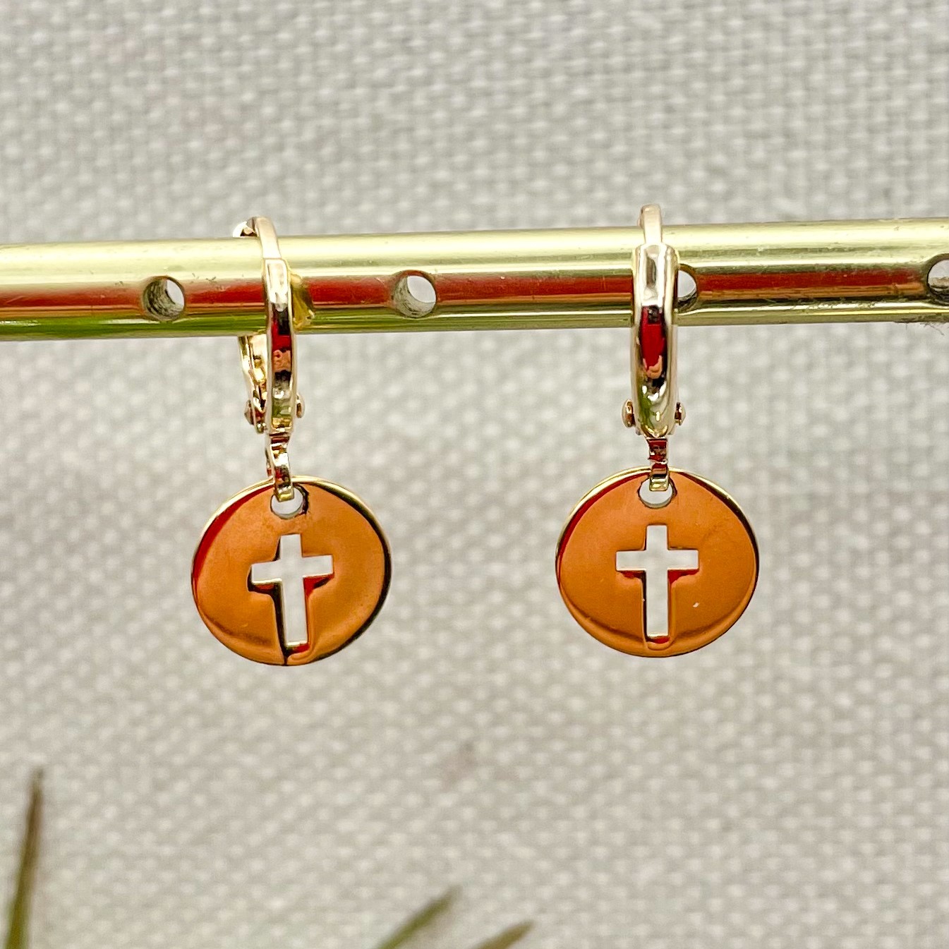 Boucles d’oreilles dorées avec médaillon orange et croix blanche
